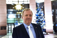 Arne Gericke vor dem Herrnhuter Stern im Atrium des EU-Parlamentsgebäudes in Straßburg